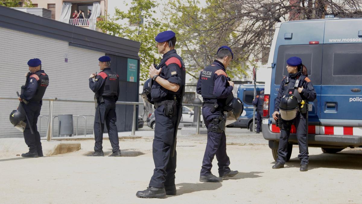 Despligue policial en el barrio de Cerdanyola de Mataró
