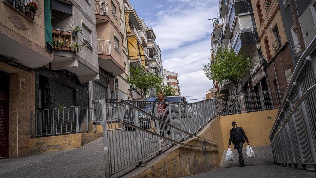Un vecino circula por la calle Simancas del barrio de Pubilla Cases de L'Hospitalet.