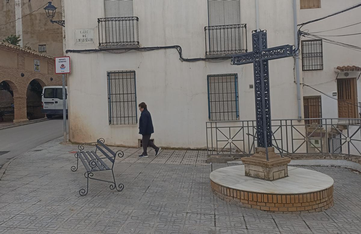 Un voisin de Huesa, à Jaén, s'adresse à l'église de la ville.
