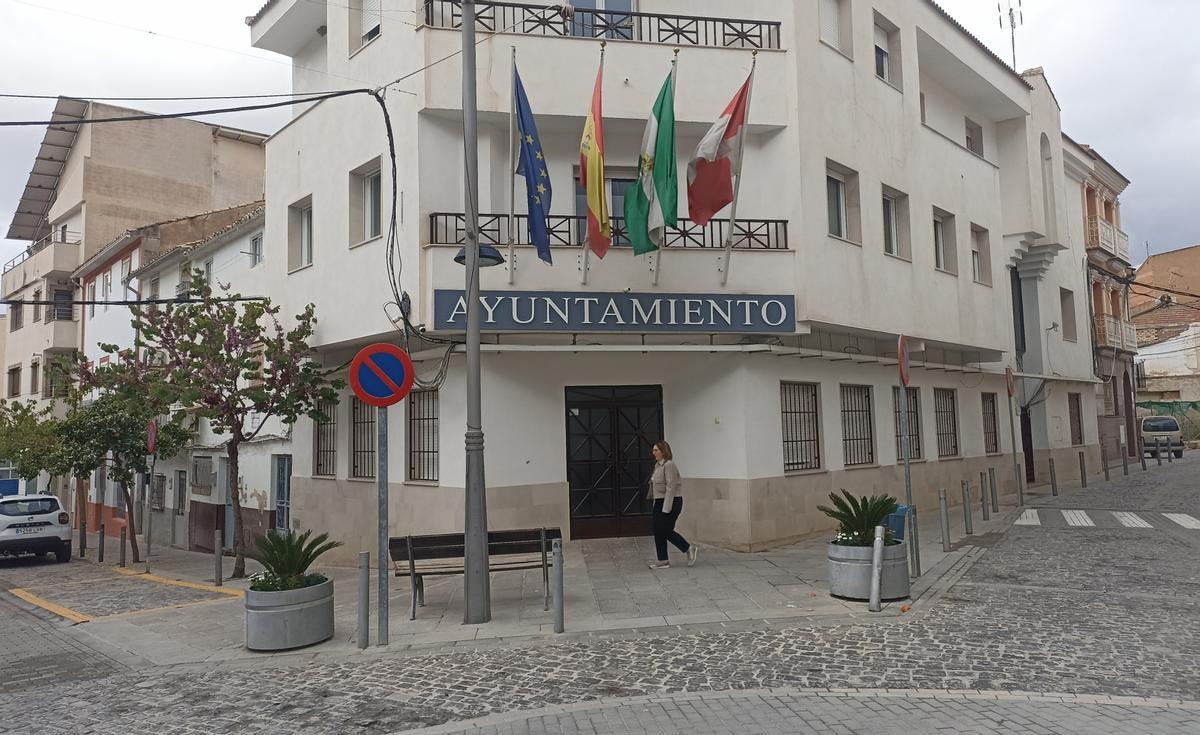 Un voisin passe devant la ville de Huesa, à Jaén.