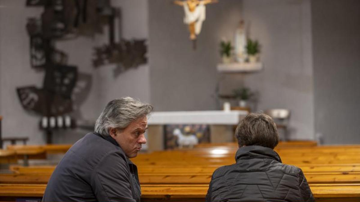 Mosén Lluís Simón atiende a una de sus feligresas en la parroquia de Sant Antoni de Pàdua, en Tarragona.