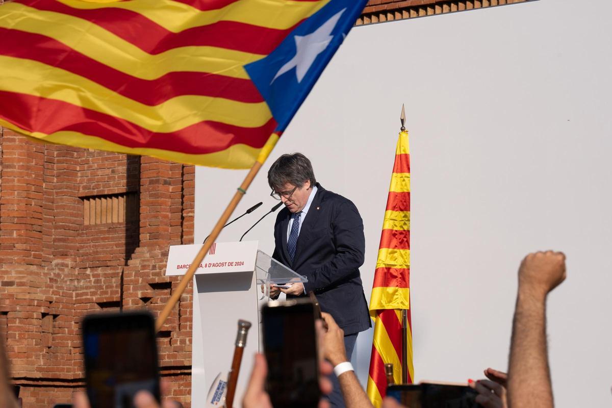 Archive - L'ancien président du Generalitat de Catalunya Carles Puigdemont intervient dans un acte d'accueil organisé par des entités d'indépendance de la Paseo Lluís Companys, le 8 août 2024, dans une image de fichier.