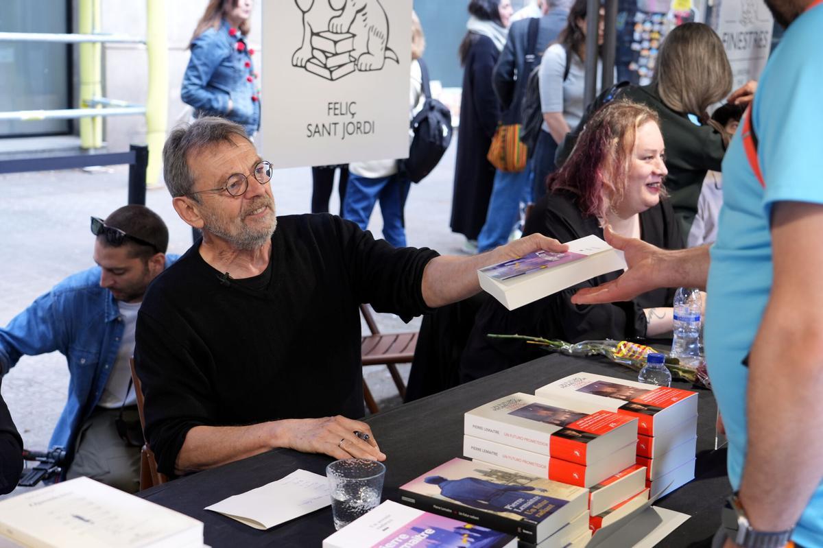 L'Escriptor Pierre Lemaitre Signant Llibres à The Finestres Davant de la Llibreria Stop à Barcelone