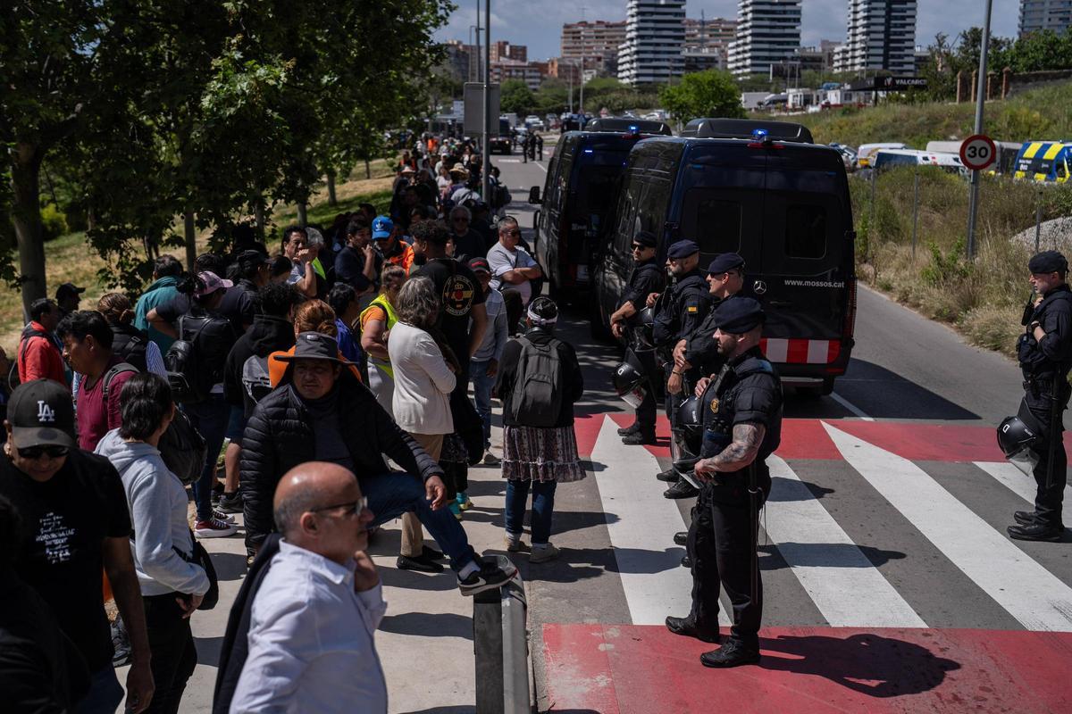 Un large dispositif de mossos d'esquadra a expulsé les personnes qui vivaient dans le canera de l'esplues