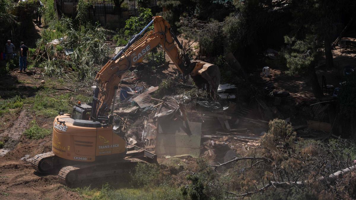 Desalojo de las chabolas y los huertos de la masia Can Cervera de Esplugues, donde algunas personas moraban y otras labraban tierras