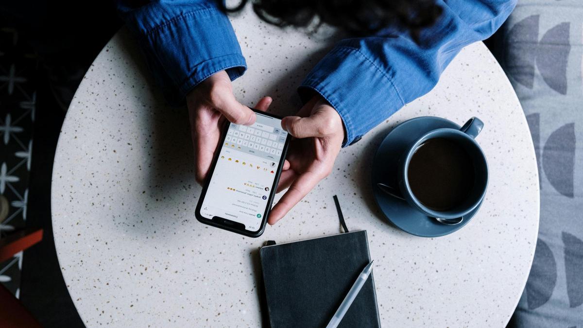 Un adolescente envía 'emojis' a través de su teléfono móvil