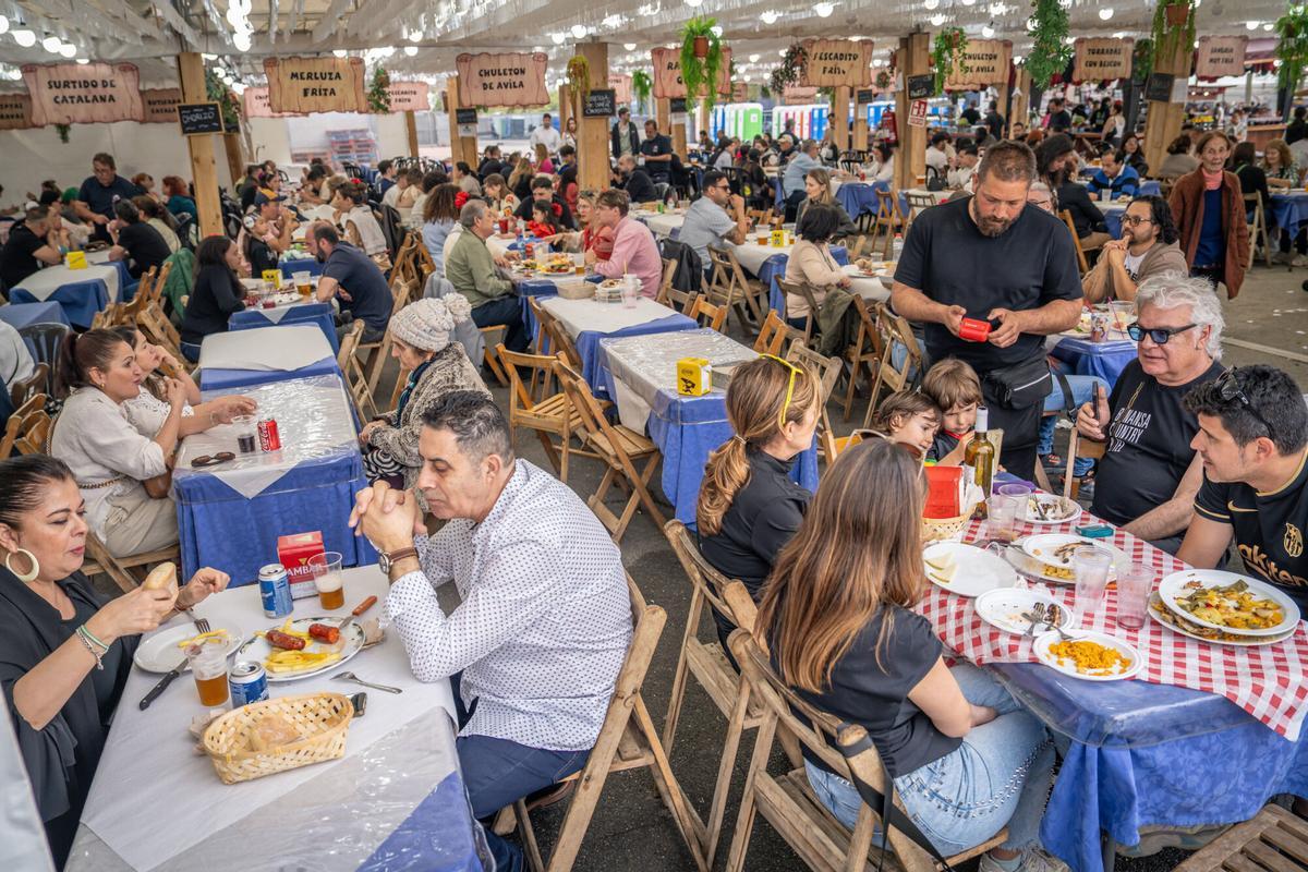 La première foire en avril de Barcelone avec entrée de paiement réduit l'afflux et les ascenseurs Ampoules