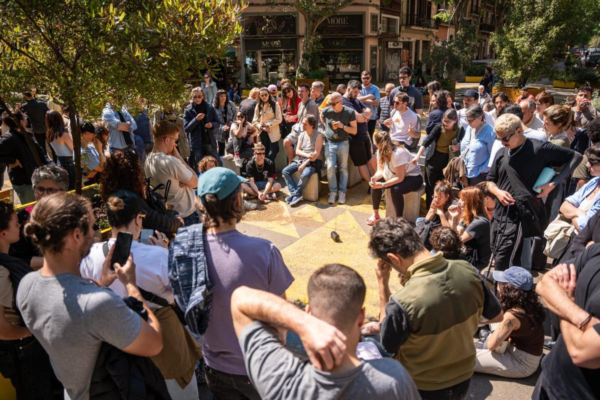 Les voisins du Parlement de Calle, à côté du Mercat de Sant Antoni, se rencontrent pour écouter la radio pour s'informer de la Blackout