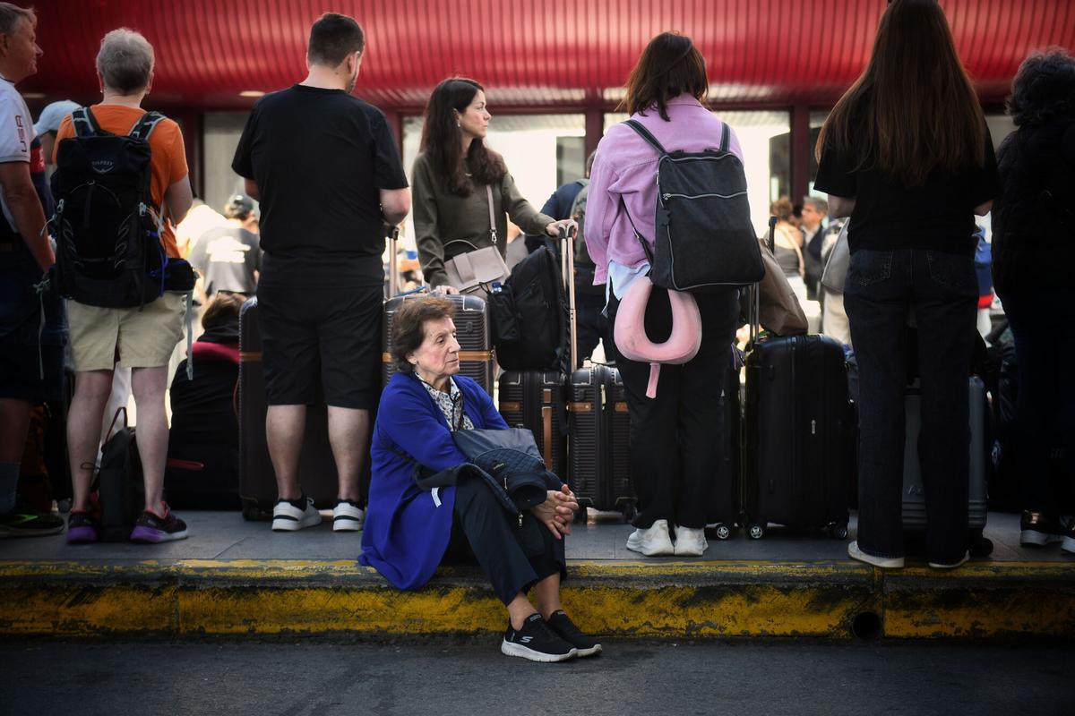 Les voyageurs de la station de trains de Madrid, Puerta de Atocha, attendent des nouvelles sur la panne de courant qui a paralysé le réseau ferroviaire à Madrid, le 28 avril 2025, à Madrid (Espagne). Une panne électrique a ravagé l'Espagne, le Portugal et une partie de la France à 12h30. A.M. Sans connaître les causes en béton de la panne d'électricité, l'approvisionnement en électricité est progressivement récupéré dans toutes les régions de la péninsule ibérique. Certaines villes et municipalités ont été plus de 12 heures sans lumière, et d'autres zones ne l'ont pas encore récupérée. 29 avril 2025 Fernando Sánchez / Europa Press 04/28/2025. Fernando Sánchez; catégorie_code_new