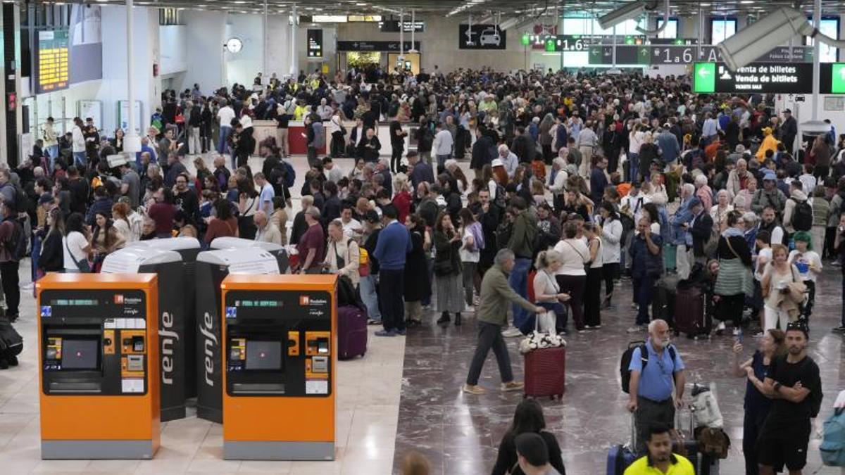 Colas para recibir información, en la estación de Sants, este martes