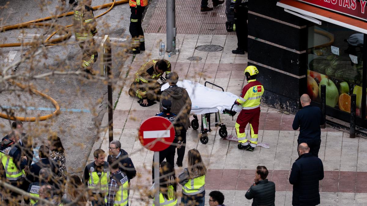 Mueren dos bomberos en un incendio en un garaje de Alcorcón