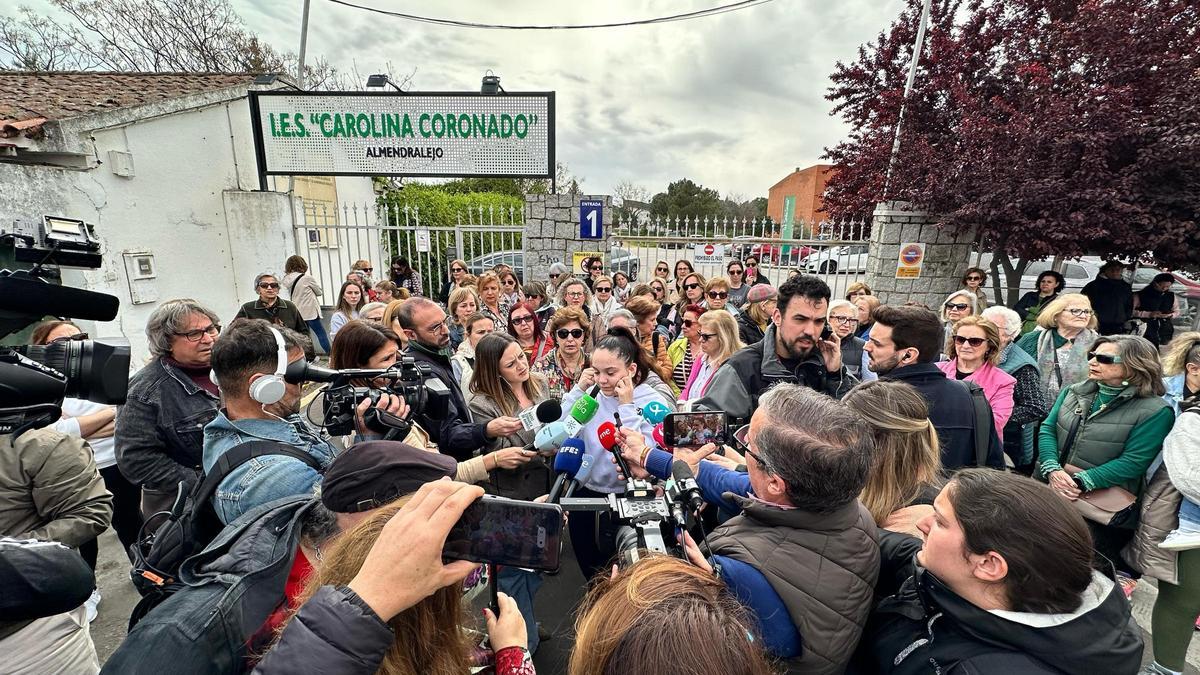 Acto de concentración y protesta a las puertas del IES Carolina Coronado