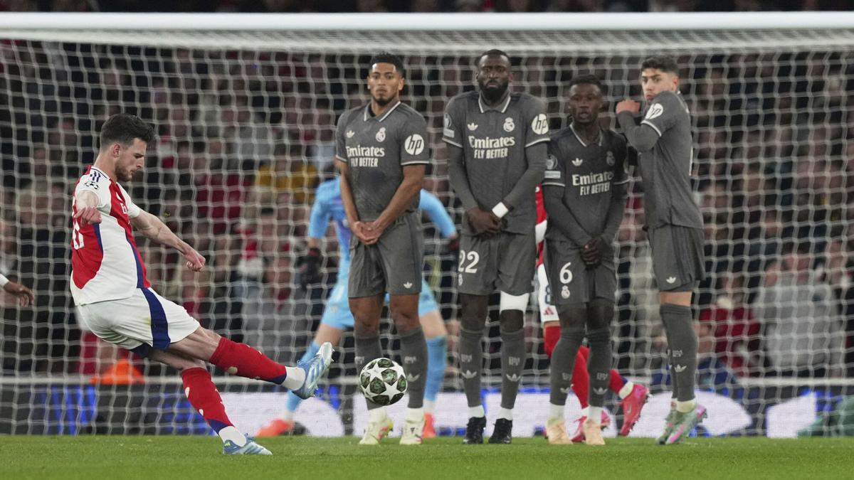 Declan Rice golpea la falta que supuso el gol del Arsenal en el partido ante el Real Madrid de Champions en el Emirates Stadium