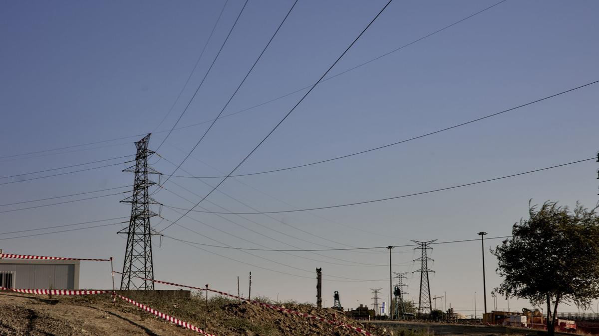 Vista de una torre de alta tensión