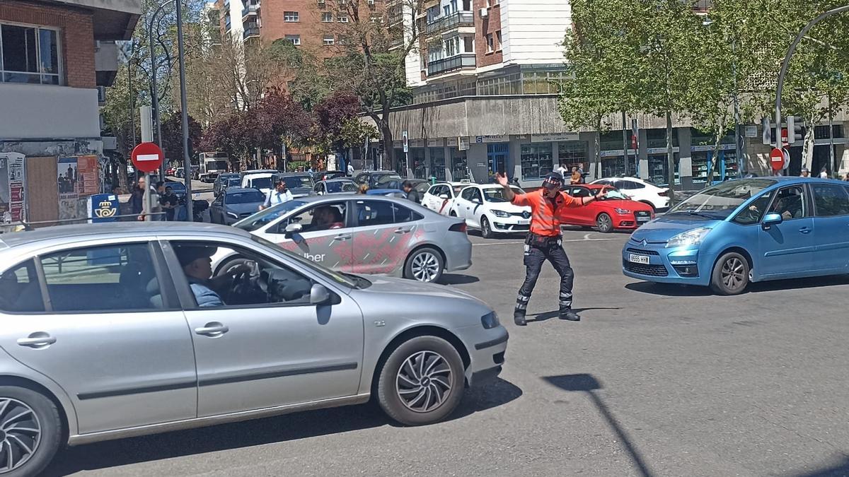 Felipe, el agente de movilidad de Madrid que salvó al Paseo de Extremadura del caos