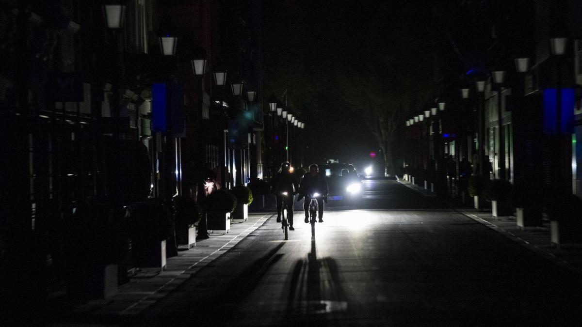 Calles apagadas debido al apagón en la ciudad de Albacete.