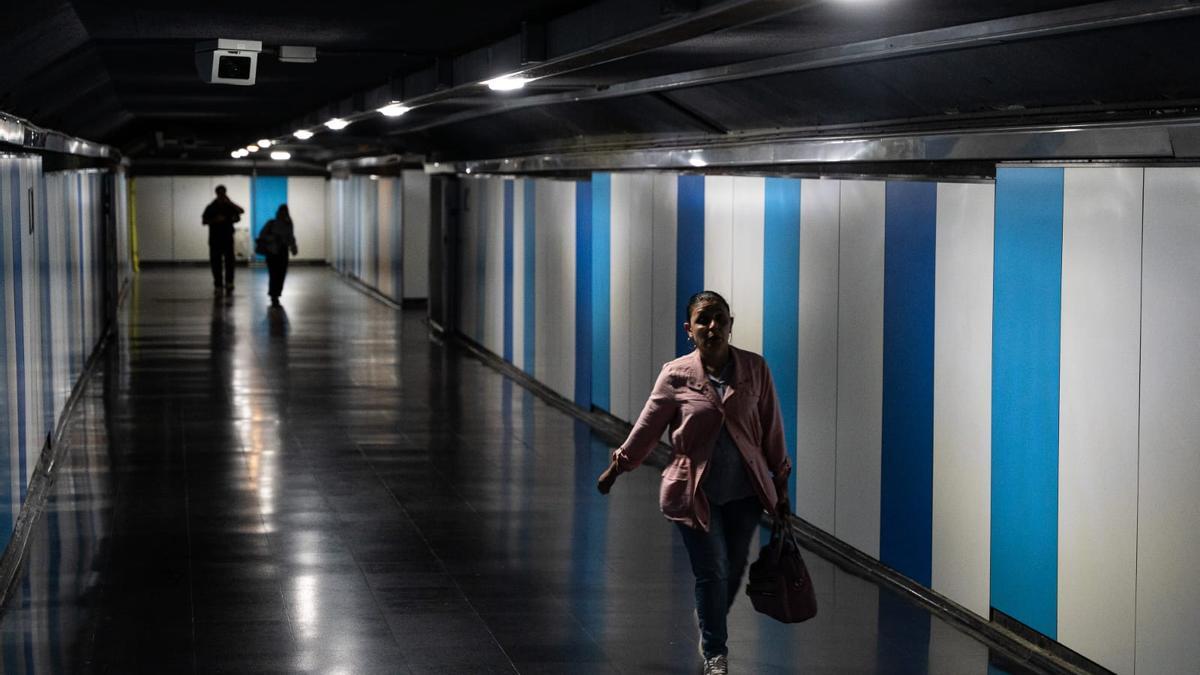 Usuarios del metro se ven afectados por el apagón
