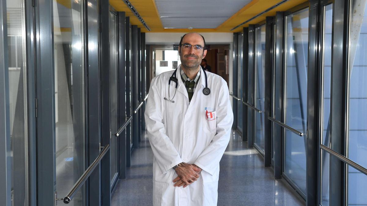 El doctor Alberto Carral, oncólogo médico, en el Hospital Universitario de A Coruña (Chuac).