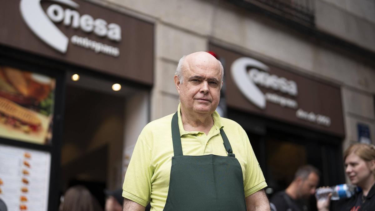 Alberto Soriano, trabajador del bar Conesa, en su último día de trabajo antes de jubilarse