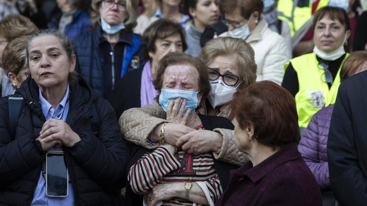 Un grupo de vecinas de Paiporta llora días después de la dana.