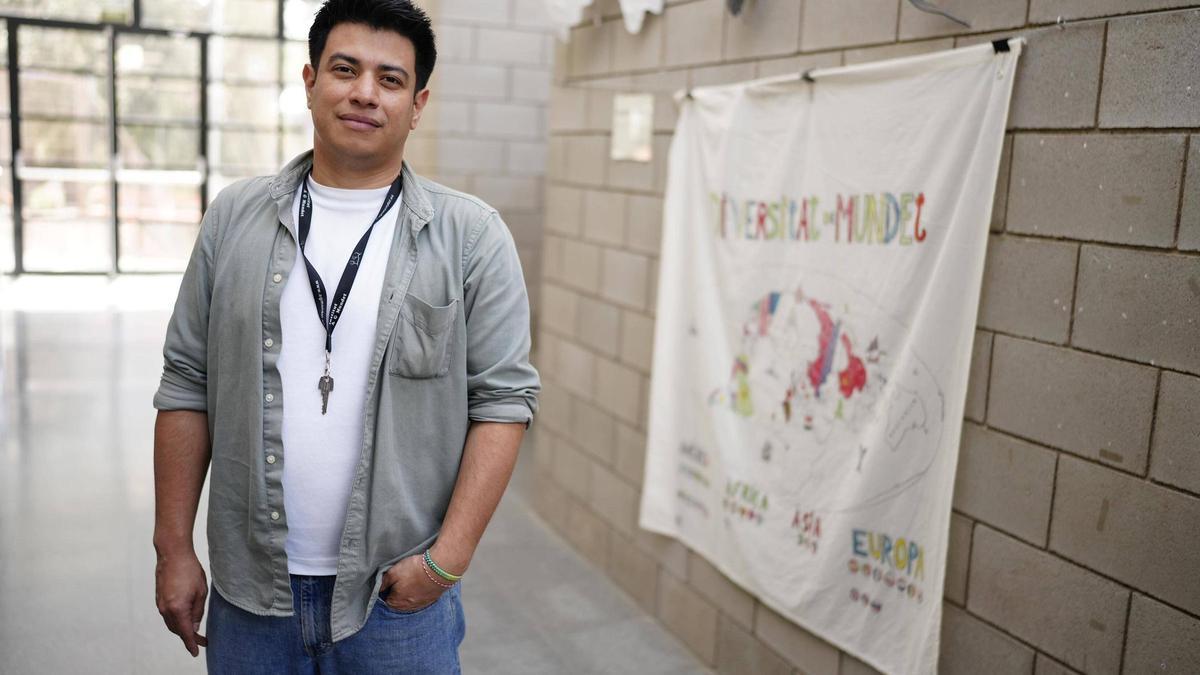 Jorge Trujillo, profesor de catalán en el Institut Anna Gironella de Mundet, de origen colombiano.