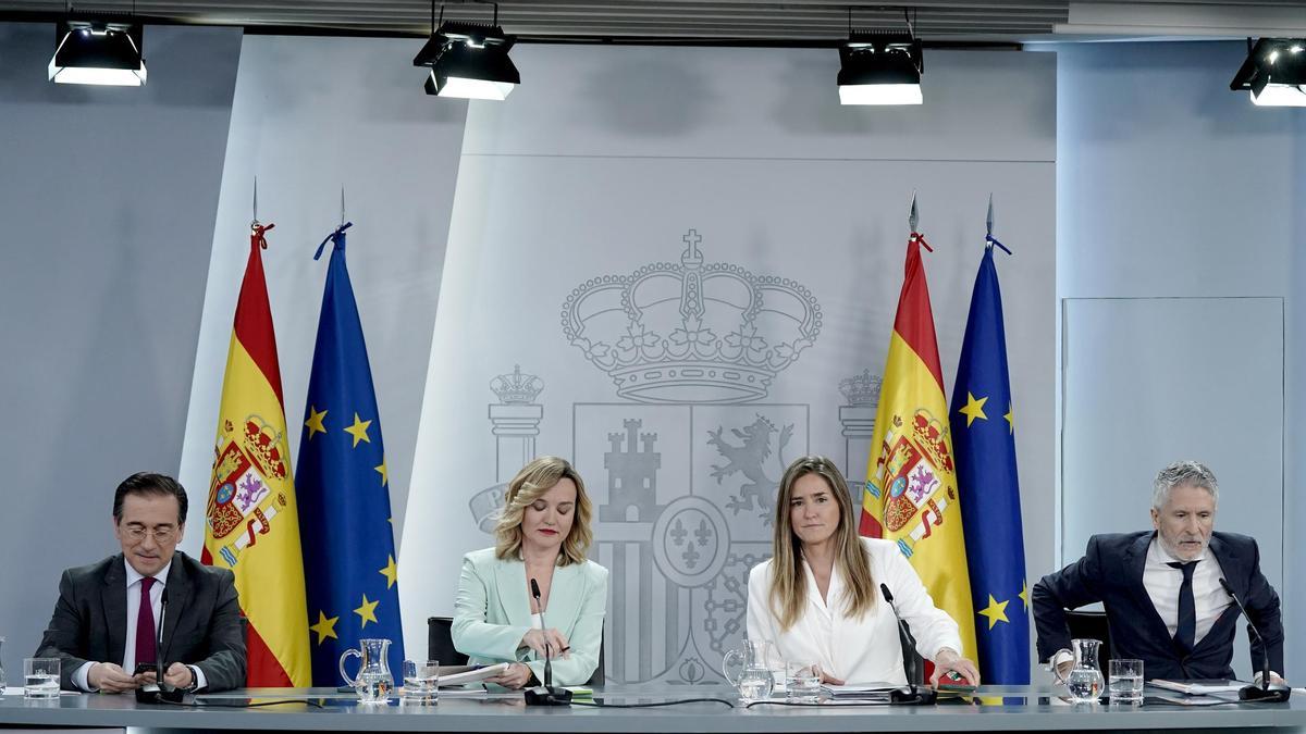 El ministro de Exteriores, la ministra portavoz, la vicepresidenta tercera y el ministro de Interior en la rueda de prensa posterior al Consejo de Ministros.
