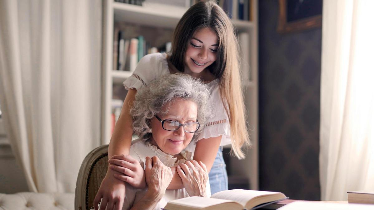 Una abuela y su nieta leyendo.