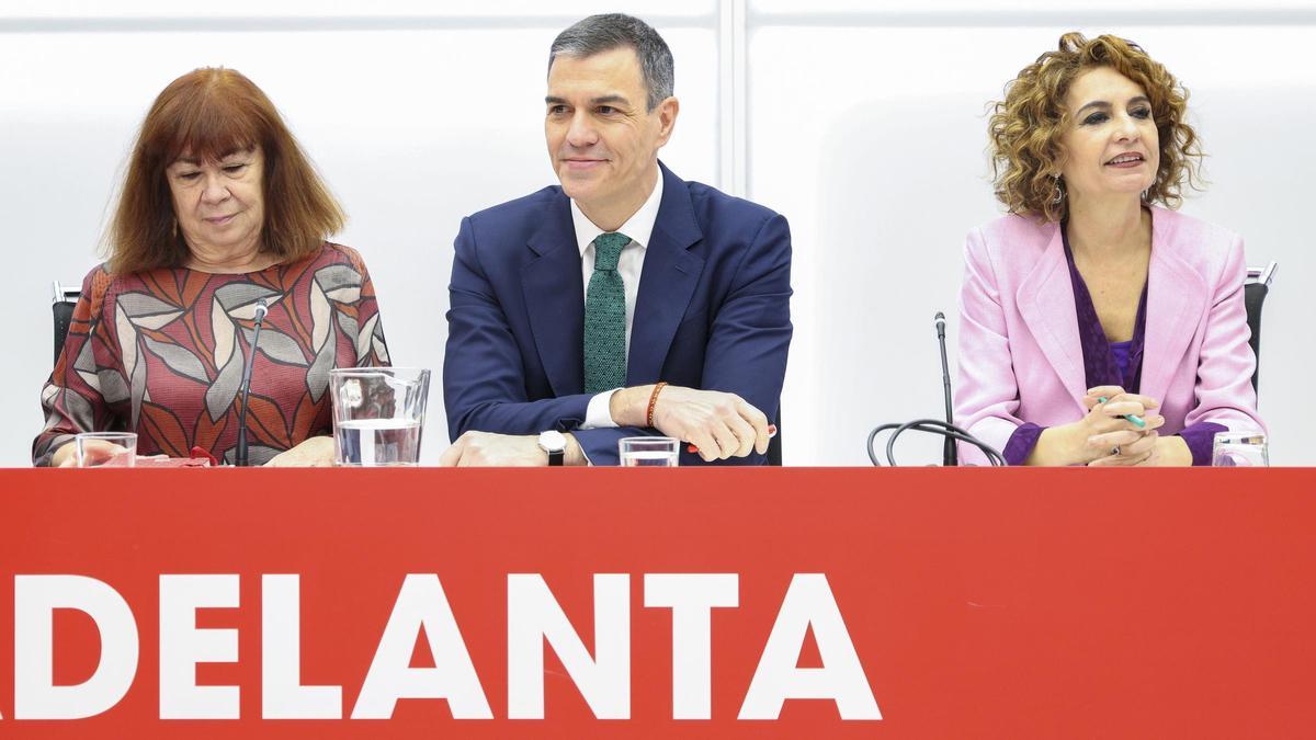 El presidente del Gobierno y secretario general del PSOE, Pedro Sánchez, junto a la vicesecretaria general, María Jesús Montero y la presidenta del partido, Cristina Narbona.