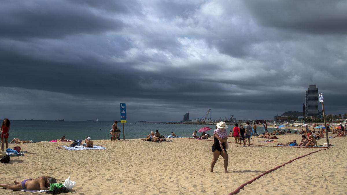 Nubes sobre la playa de Barcelona.