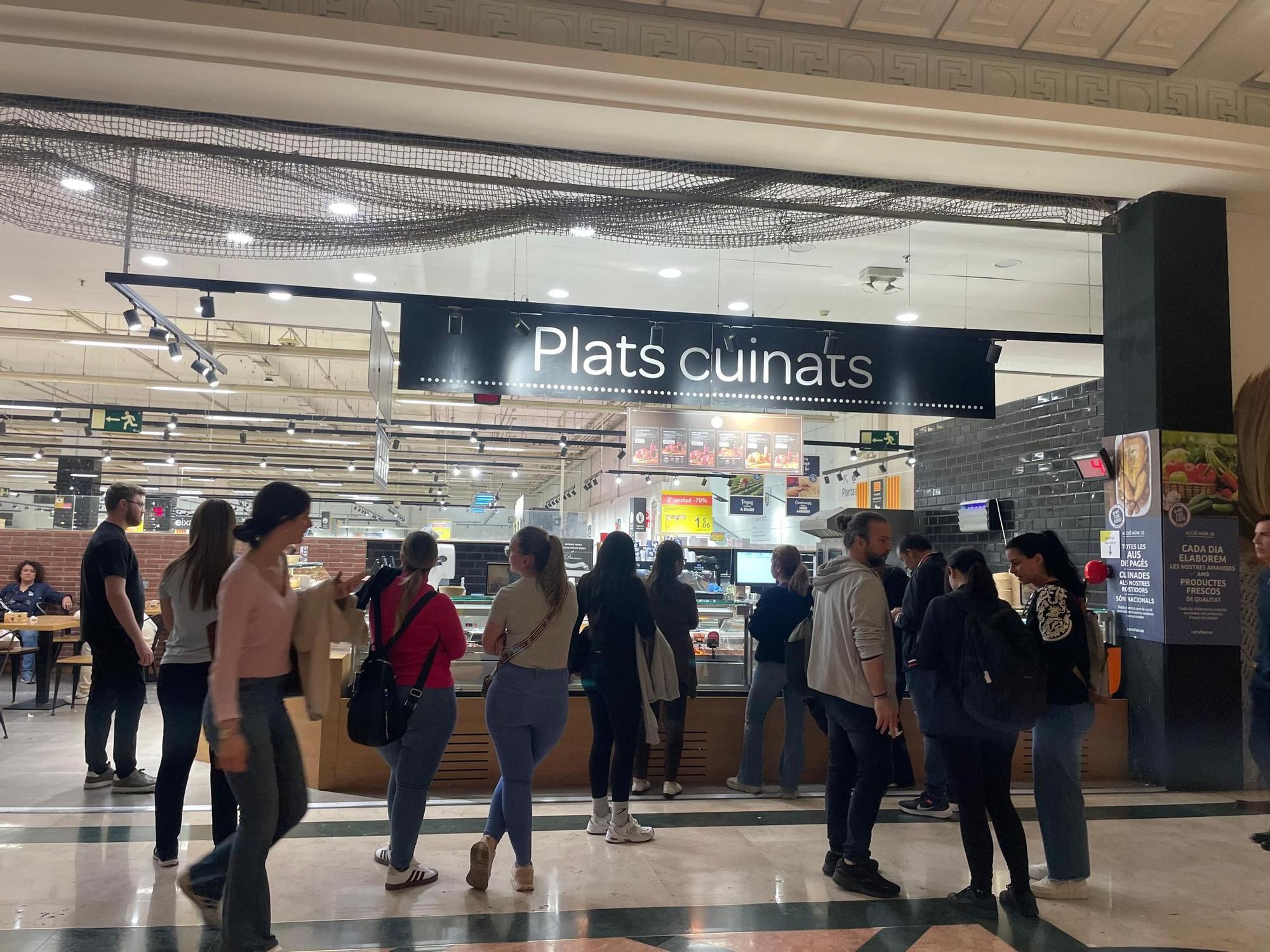 Colas y caos en el centro comercial Gran Via 2 de Barcelona.