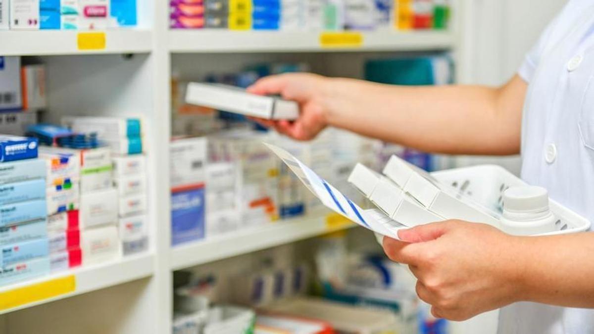 Las enfermeras podrán recetar, y los farmacéuticos, dispensar otros medicamentos sin la receta expresa