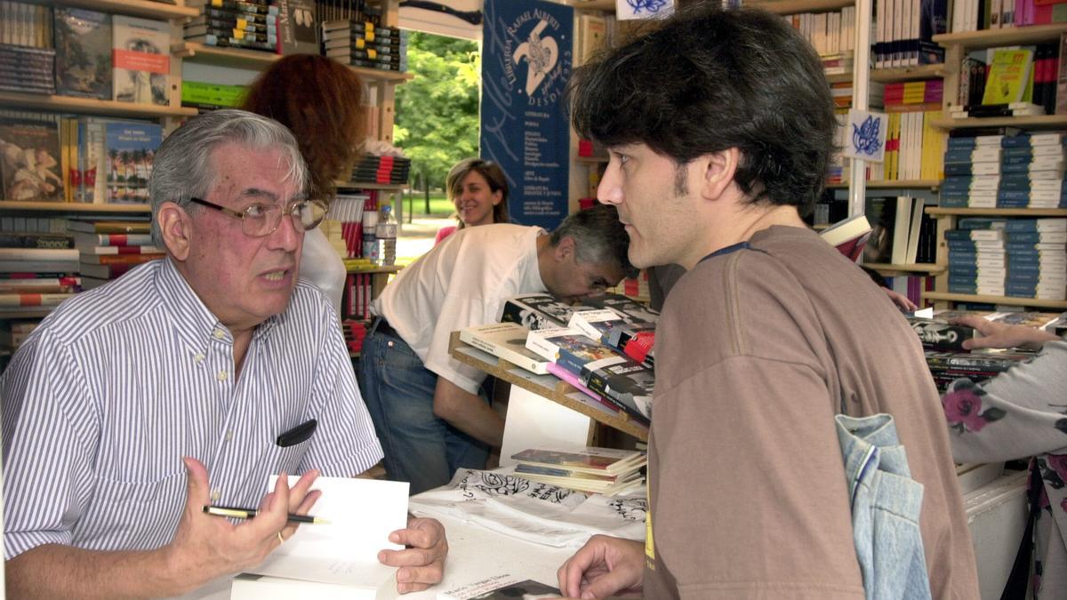Mario Vargas Llosa, en la Feria del Libro de Madrid en 2001.