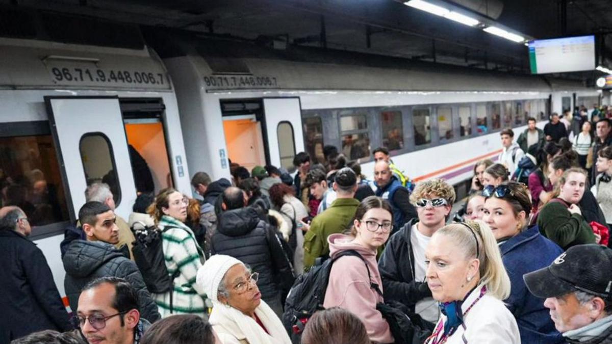 Pasajeros de Rodalies, durante la primera jornada de huelga, el 17 de marzo, en Sants