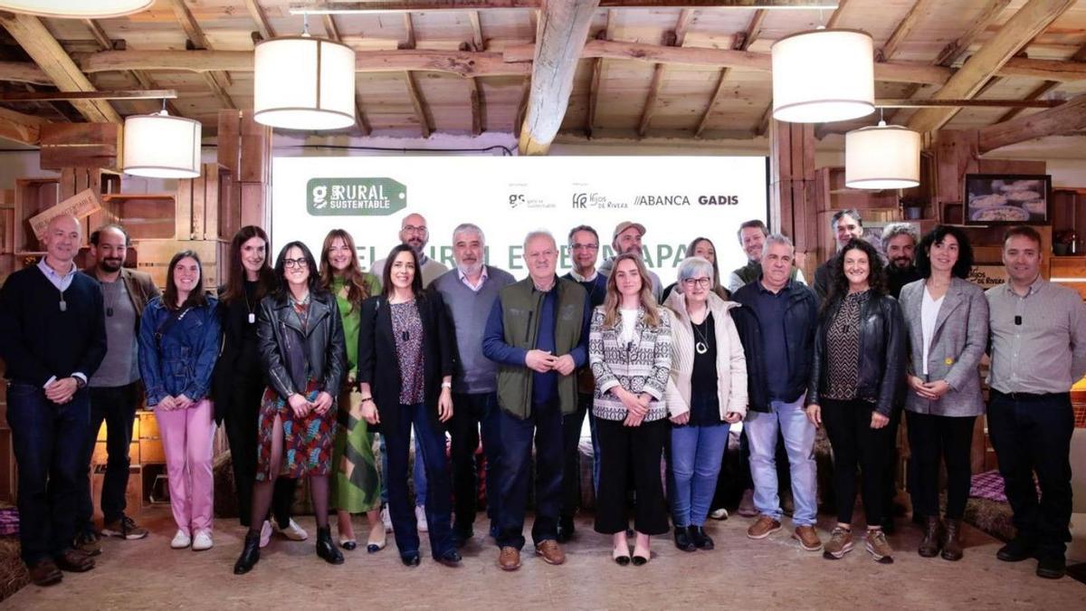 Foto de familia de los invitados al Foro Rural Sustentable que se celebra en Chantada
