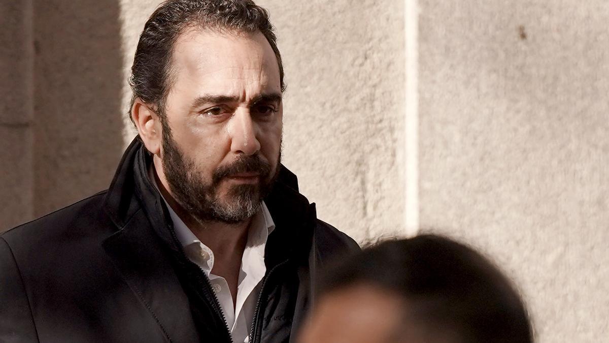 Víctor de Aldama sale del Tribunal Supremo después de declarar, acompañado por el líder de la organización Desokupa, Daniel Estévez