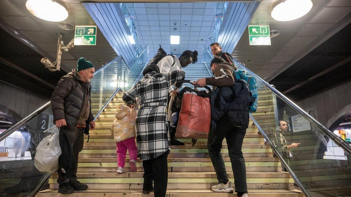 Pasajeros de Rodalies, en la estación de Catalunya subiendo los bártulos a pie tras comprobar que los ascensores y las escaleras no funcionan, el pasado 17 de marzo