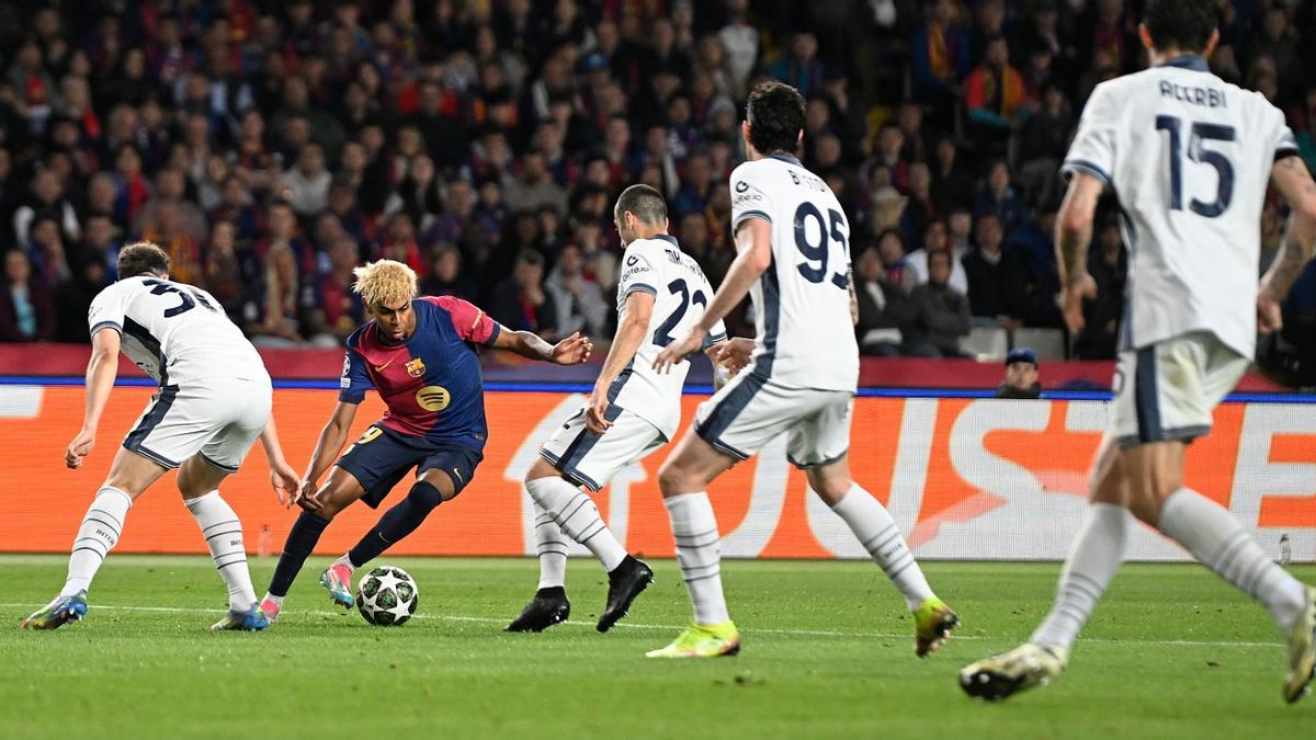 Lamine Yamal, defendido por cuatro futbolista del Inter.