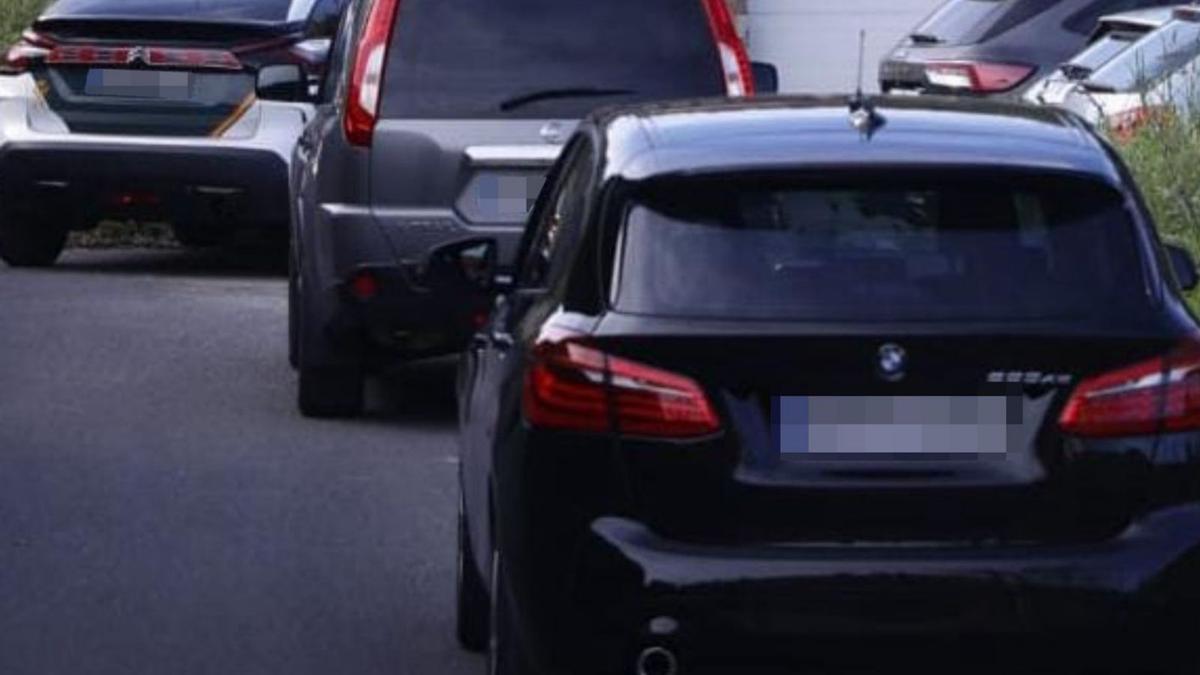 Coches aparcados a la entrada de la casa de Fitoria donde tuvo lugar la detención.