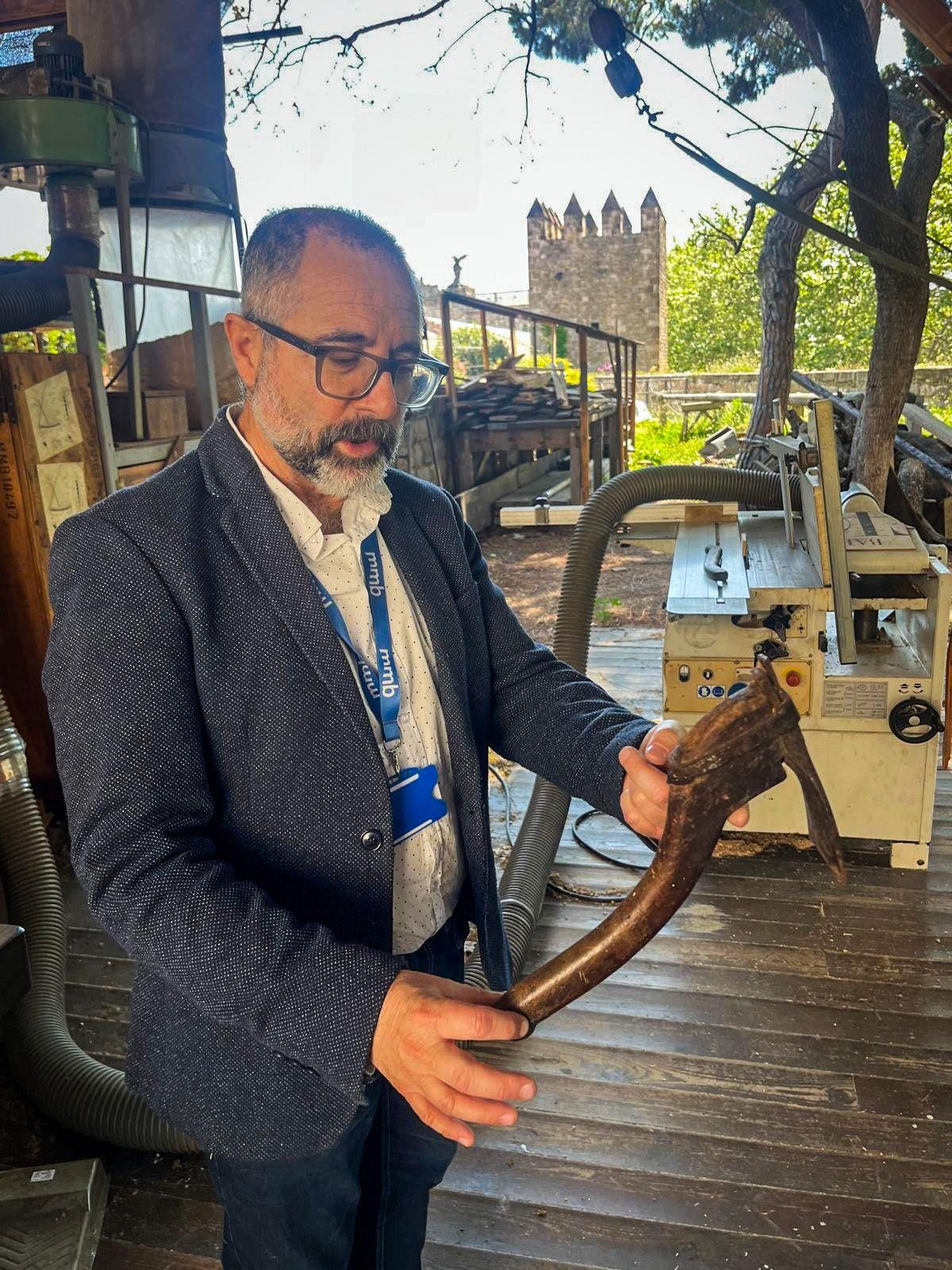 Garcia Domingo enseigne un outil «aixa» pour travailler le bois.