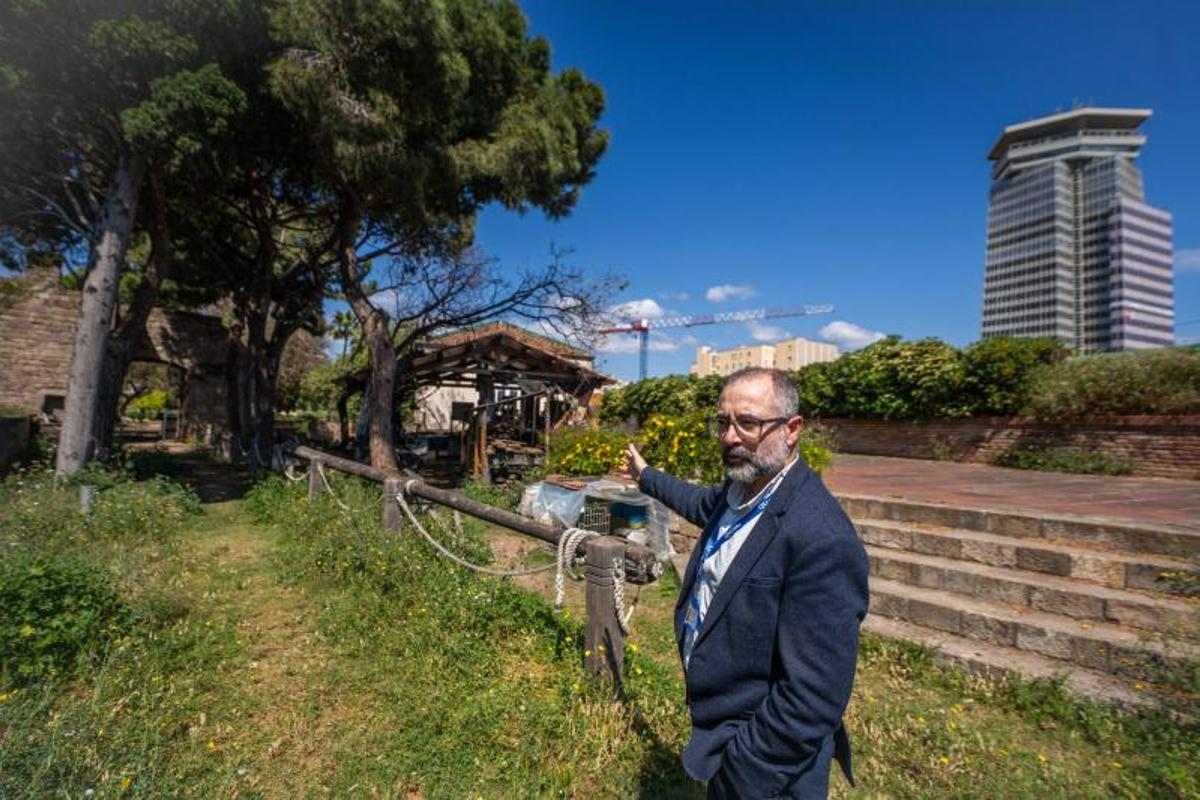 Le directeur du Museu Marítim, à côté du mur du XIVe siècle qui donne au paralaire, soulignant l'atelier du «Mestre d'Aixa»
