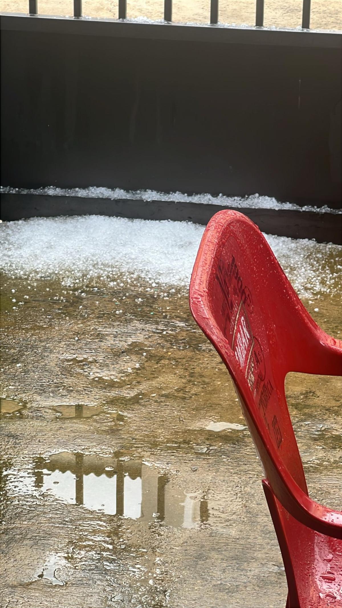 Restes de la tempête de grêle de Zuera sur une terrasse.