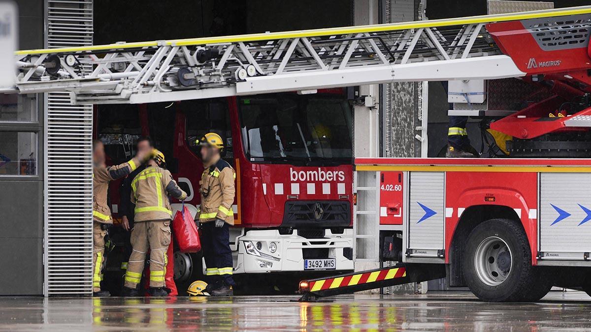 Operativos trabajando en el parque de Bombers de la Generalitat en Badalona
