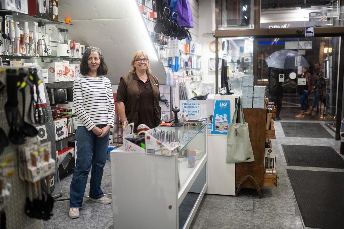 Silvia Ainsa et Dolors Garcia, en fonction d'une quincaillerie sur Francesc Layret Street