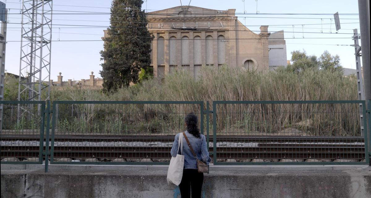 Isabel Andrés Portí, avec son dos devant l'usine d'Uralita, à Cerdanyola del Vallès, à une image de «la fibre invisible»