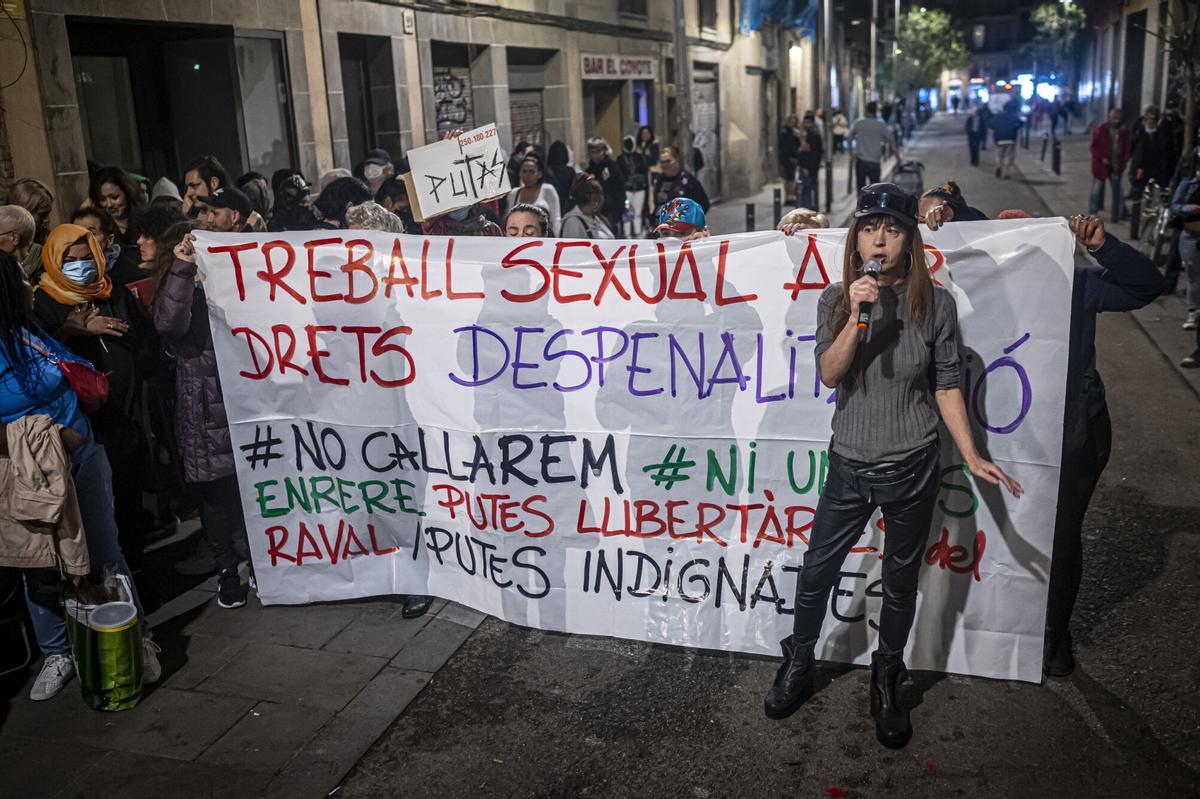 Barcelone 11/08/2022 SOCIÉTÉ. Concentration des prostituées et des oenegés contre le projet de loi PSOE pour abolir la prostitution. Robadors Street. Auteur: Manu Mitru
