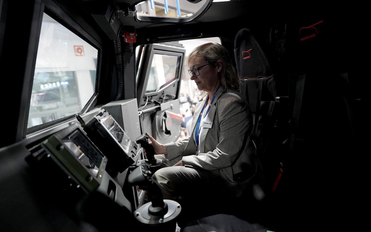 L'ingénieur Anna Monttuenga, dans la cabine de conduite de l'auto-protégé comment