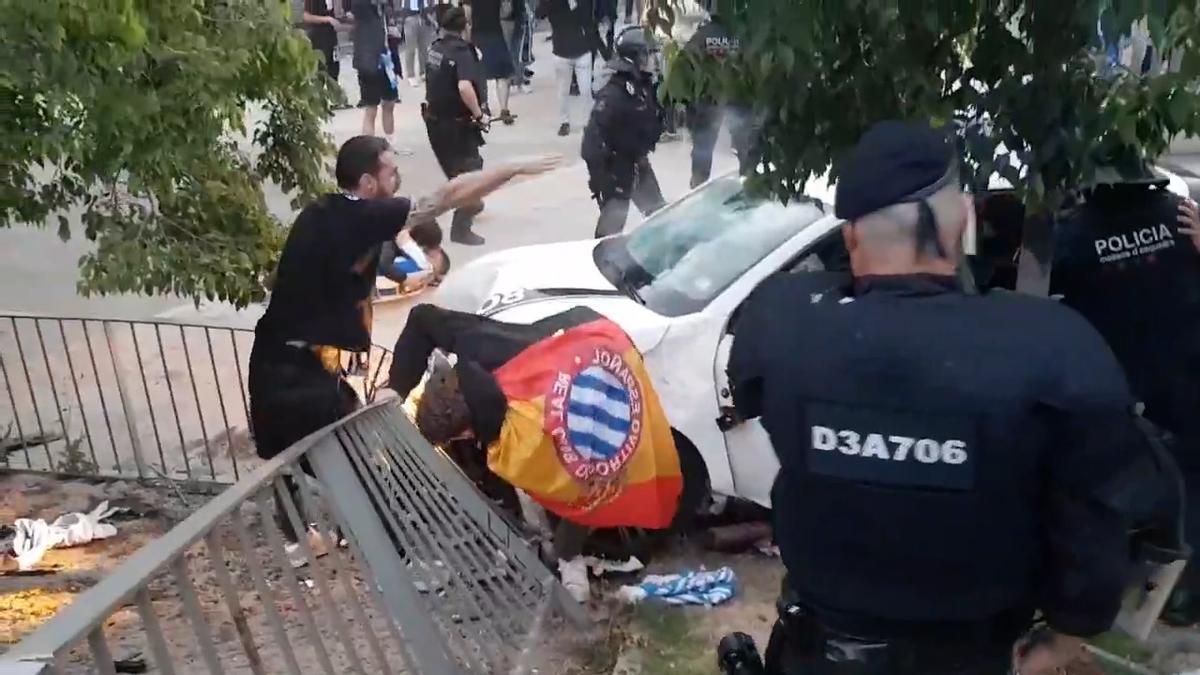 Indignation massive devant le stade RCDE à Cornellà avant le début du match entre l'Espanyol et le FC Barcelone
