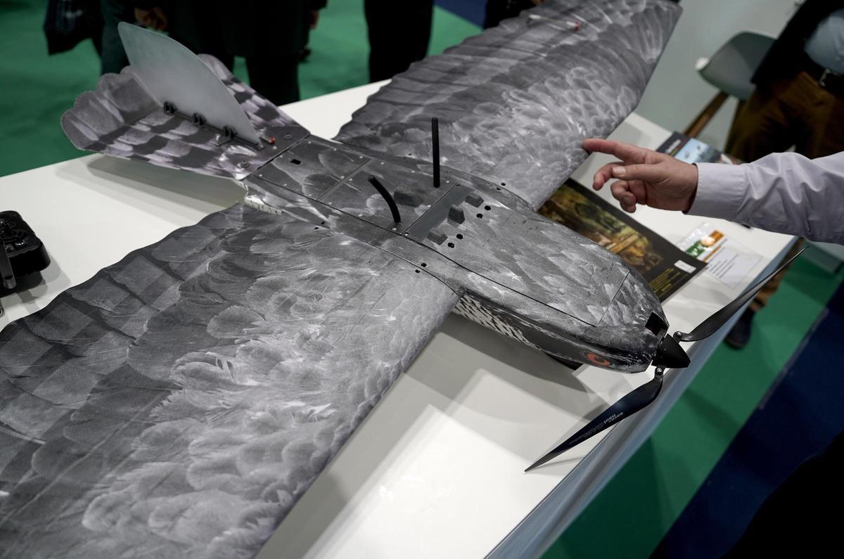 Le drone en forme d'aigle de la garde civile transporte des antennes flexibles à l'arrière et le rotor dans le pic