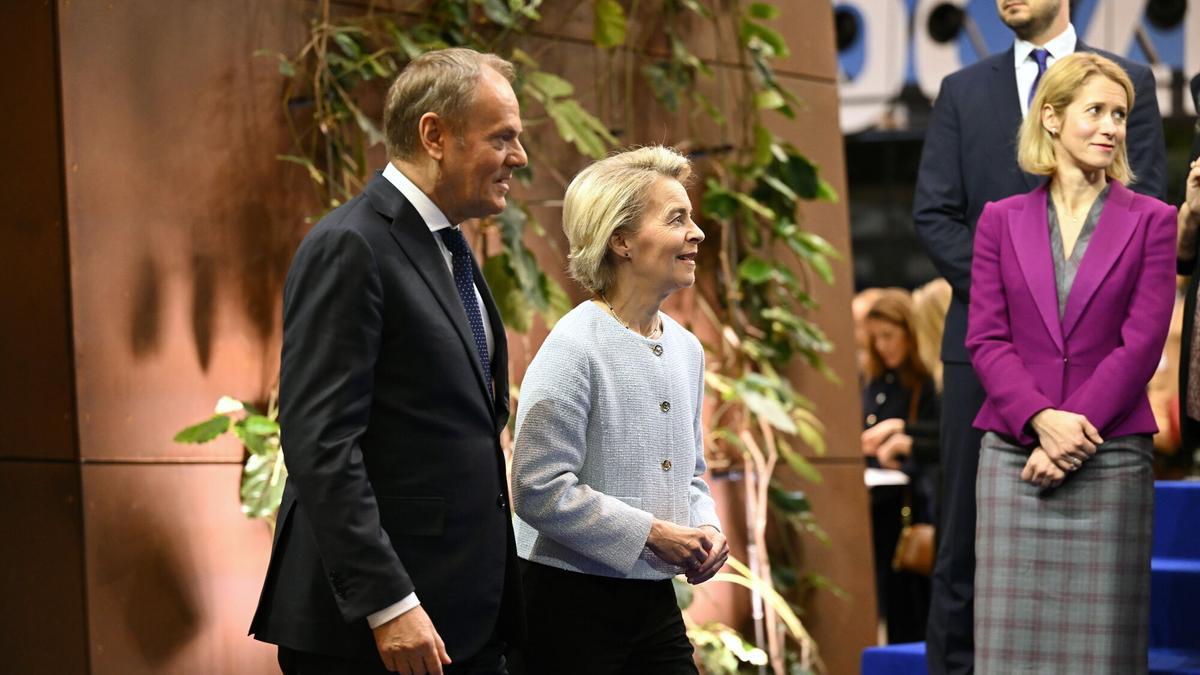 La presidenta de la Comisión Europea, Ursula von der Leyen (C), y el primer ministro polaco, Donald Tusk (L), caminan junto a la Alta Representante de la Unión para Asuntos Exteriores y Política de Seguridad, Kaja Kallas (R) Gdansk, Polonia, 07 de febrero de 2025.