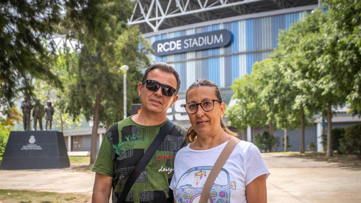 Javier y Marta, vecinos del barrio de la Riera de Cornellà, frente al estadio del RCD Espanyol